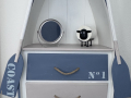 Detail im Bad - maritimer Schrank in der Boutique Ferienwohnung