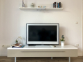 TV-Tisch - stilvolles Wohnzimmer in der Ferienwohnung Bodensee